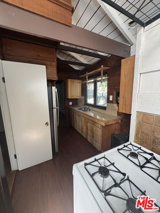 Building Photo - 825 N Beverly Glen Blvd