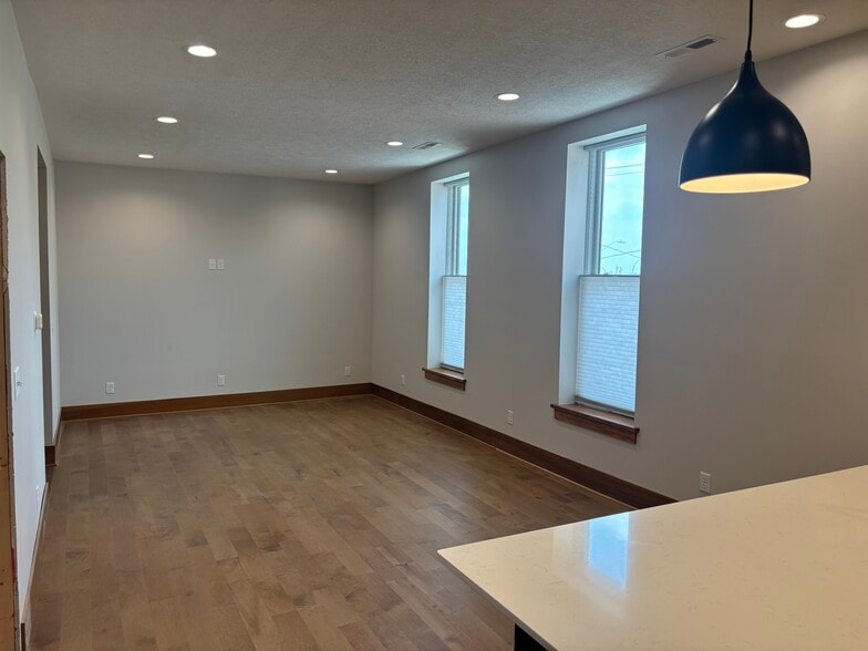 Living - 324 9th St