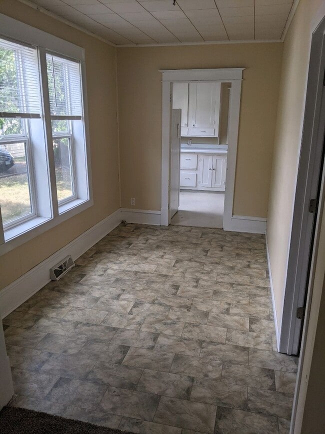 Building Photo - New Listing! 3+ bedroom/2bath Close to Everything!!