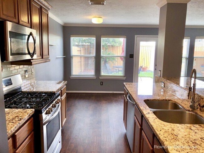Building Photo - Stunning 3/2.5 townhome in Dominion Estates