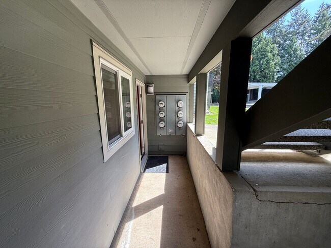 Building Photo - 2 Bed 1 Bath Totem Lake Condo