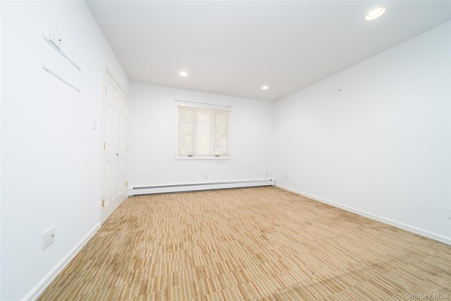 Building Photo - 143 Round Hill Rd