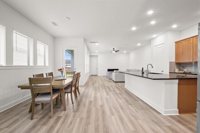 Building Photo - 1511 Emma Lk Dr