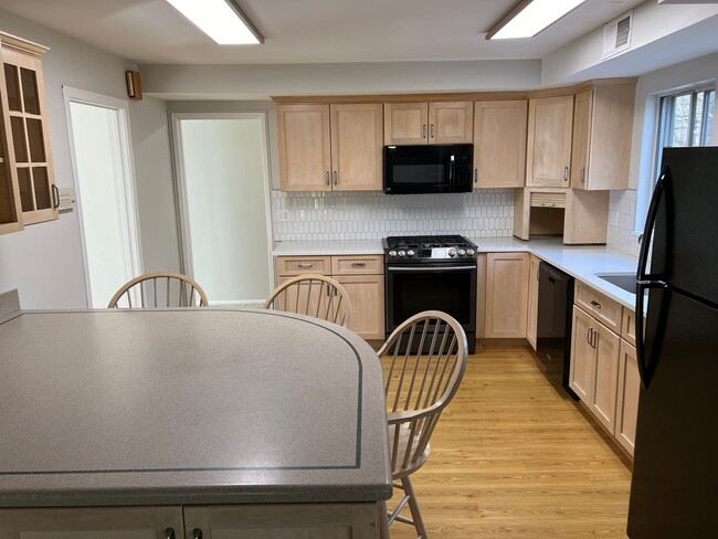 Building Photo - Spacious Home Close to Everything!