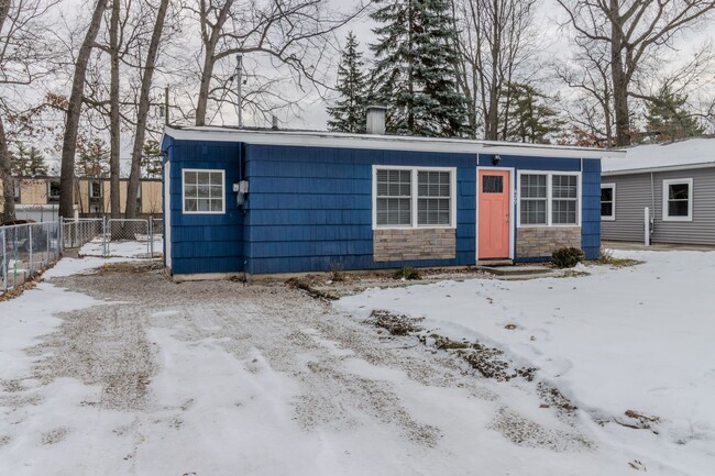 Primary Photo - Price Drop!! Cute & Cozy 2-Bedroom Home Ne...