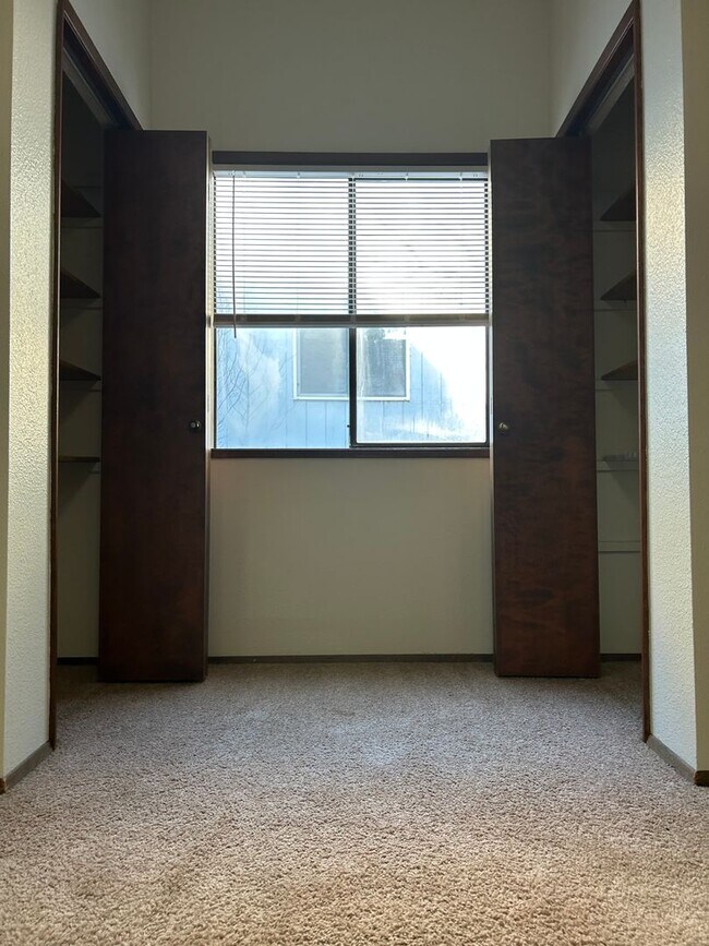 Building Photo - (379) Glenridge Dr. - 2 Bedroom / 1.5 Bathroom - Townhome Duplex