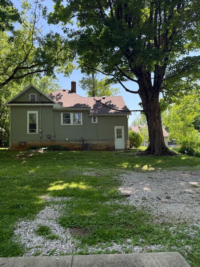 Building Photo - 3 bedroom, 2 bath House - Available August...