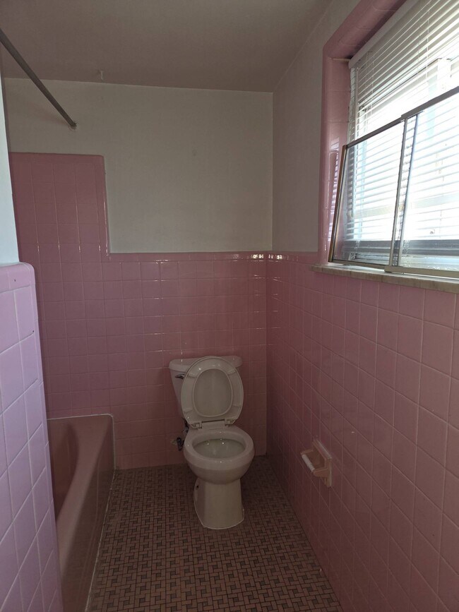 Building Photo - 1816 S Chadwick St