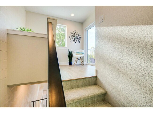 Building Photo - Unbelievable 2 Bed + Den Townhome - The Ul...