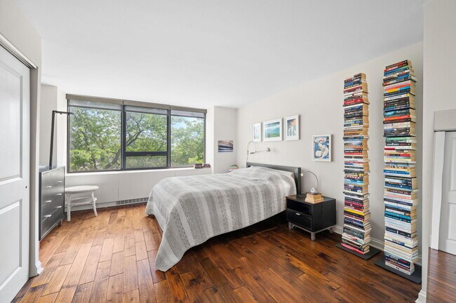 Building Photo - 2800 N Lake Shore Dr