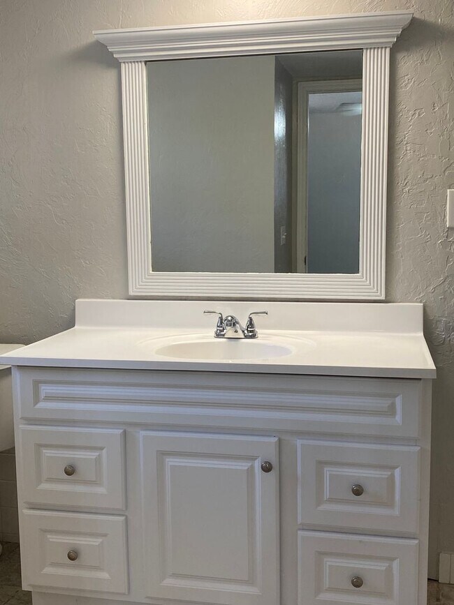 Building Photo - 3 bedroom 2.5 bath!