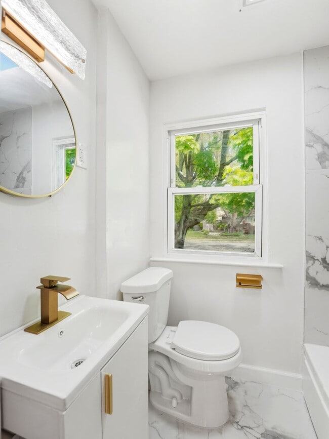 Building Photo - Fully Renovated Rental with Designer Kitchen, Modern Bath & Bonus Spaces – Stratford, NJ