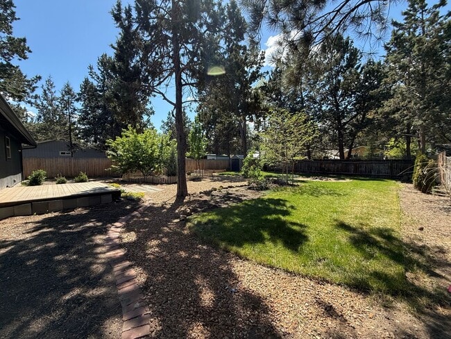 Building Photo - Beautiful 3 Bed/1 Bath Home with Large and Fenced Backyard - SE Bend