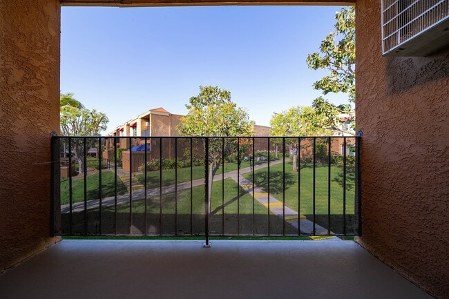 Building Photo - 1440 Oak Dr