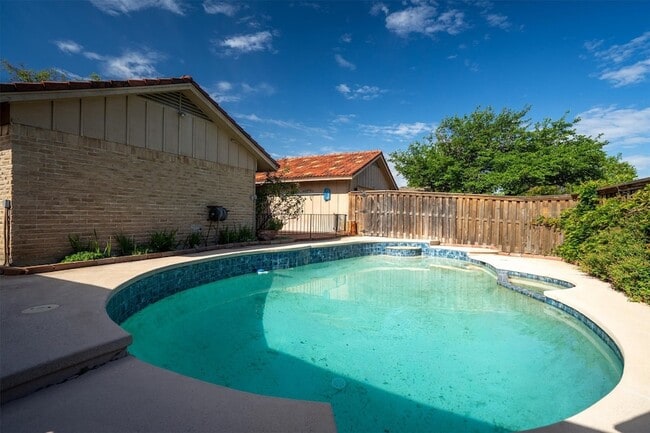 Building Photo - 2121 Sunrise Trail