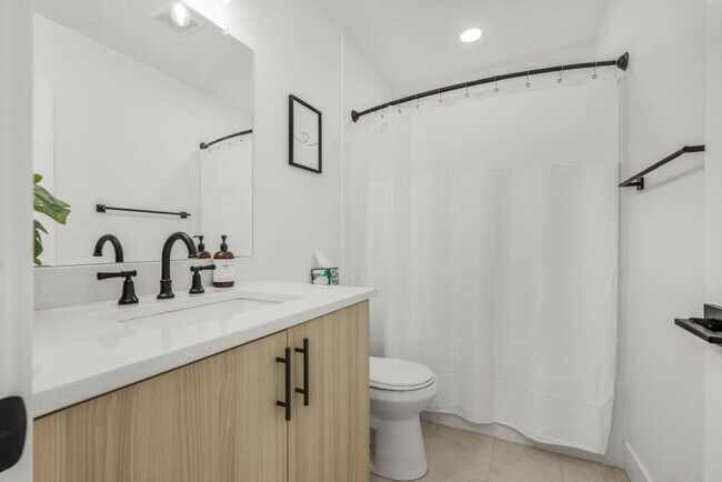 Building Photo - 3309 NE 42nd Pl