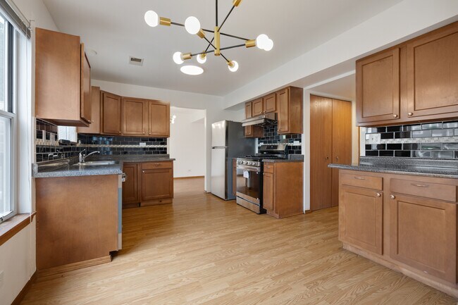 Building Photo - 1127 Ashbrook Dr