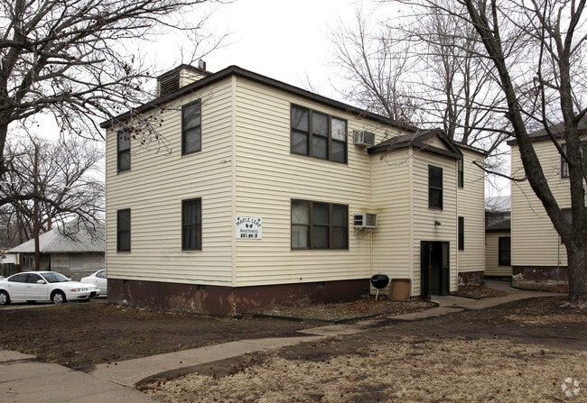 Primary Photo - Maple Leaf Apartments
