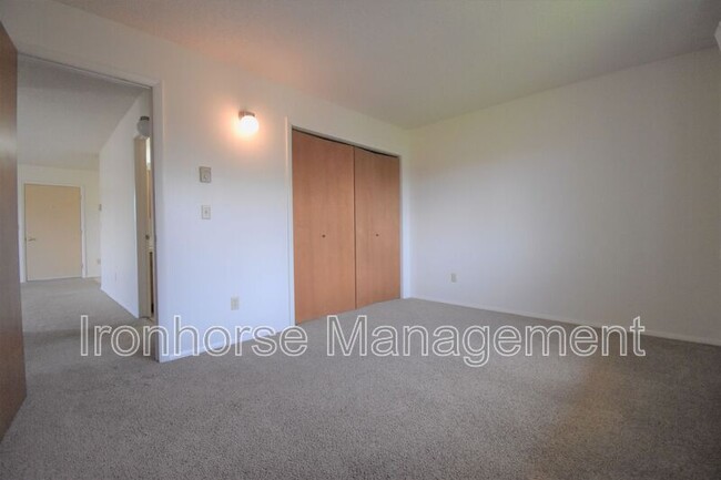 Building Photo - 811 W Villard St