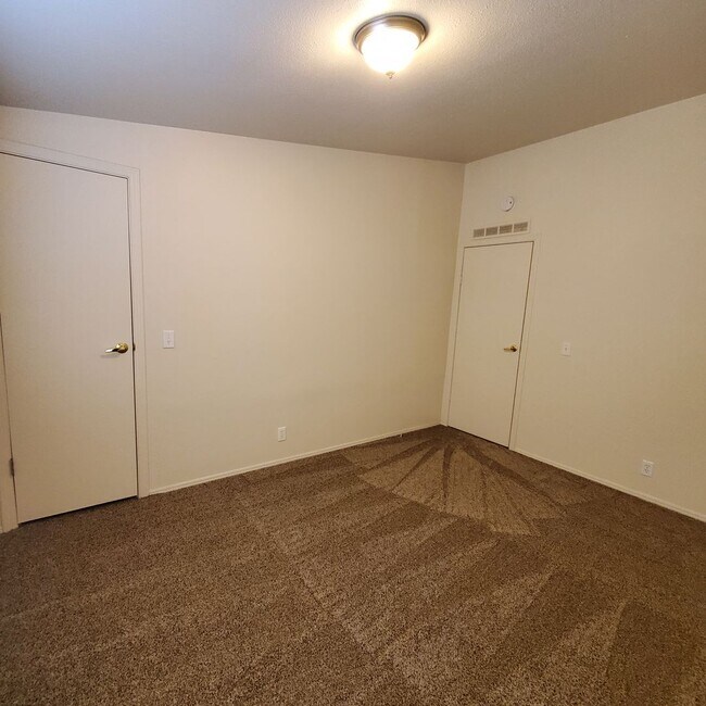 Building Photo - Pet Friendly 3bed : 2bath home w/ Garage &...