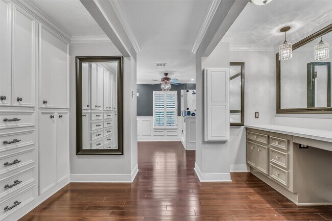 Building Photo - 2111 Riverside Dr