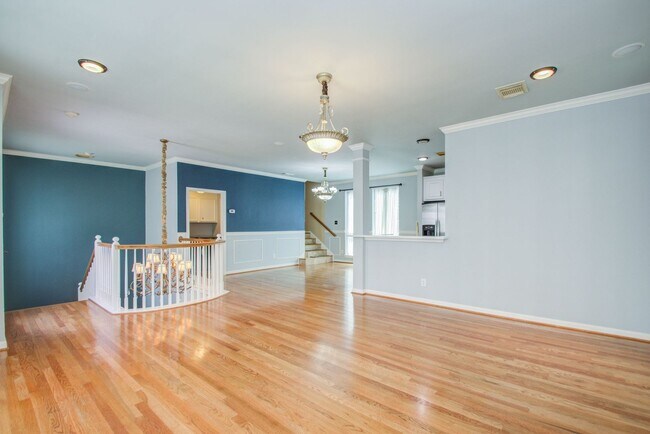 Building Photo - Stunning Three-Bedroom Townhouse Located i...