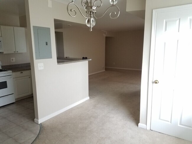 Building Photo - 2500 Markham Ln