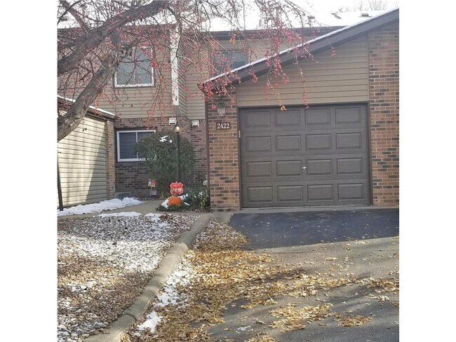 Building Photo - Awesome golden valley townhouse with 2 beds and 2.5 baths available 6/1/2024!
