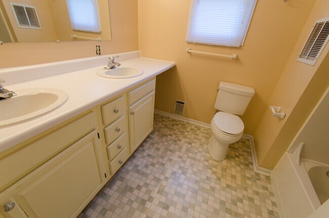 Building Photo - 4 bedroom, 2.5 bath: Available August 2026