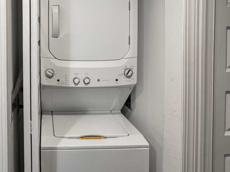 Building Photo - 606 S 2nd St