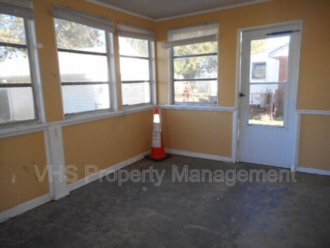 Building Photo - 815 Bright St