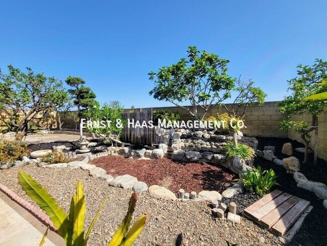 Building Photo - 5692 Vinevale Cir