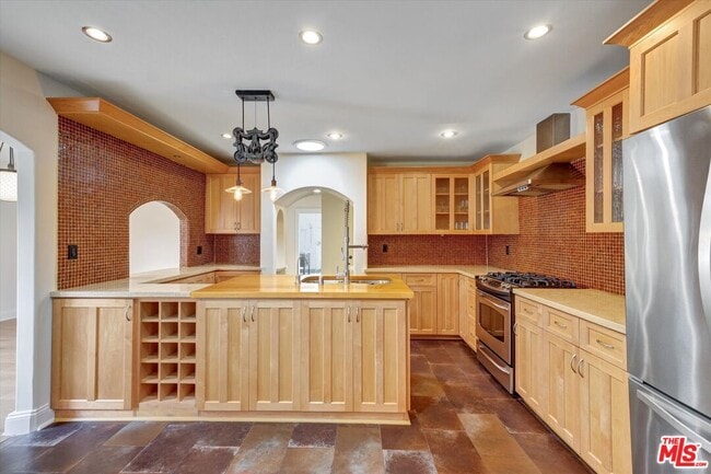 Building Photo - 135 N Gower St