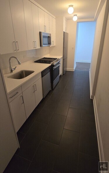 Building Photo - 5th AVE & 9th St spacious 1BR/1BA in High ...