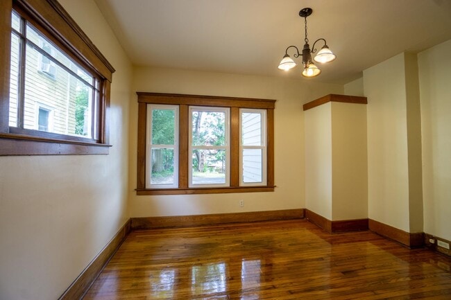 Building Photo - Available 8/1/26 - Spacious Three Floor Si...