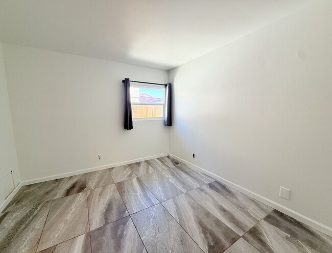 Building Photo - AVAILABLE NOW!!! 2 Bedroom / 1 Bathroom Ap...