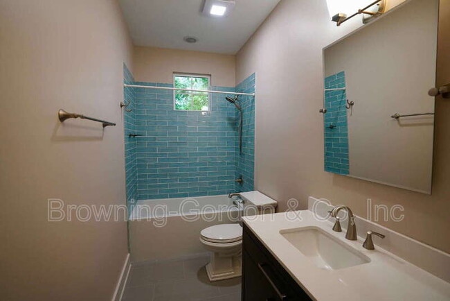 Building Photo - 540C Moore Ave