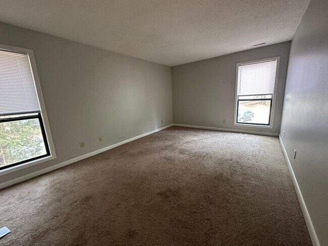 Building Photo - Sweetbriar Condos in North Raleigh - 2 bedroom