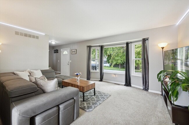 Building Photo - 578 E Mahan Ave