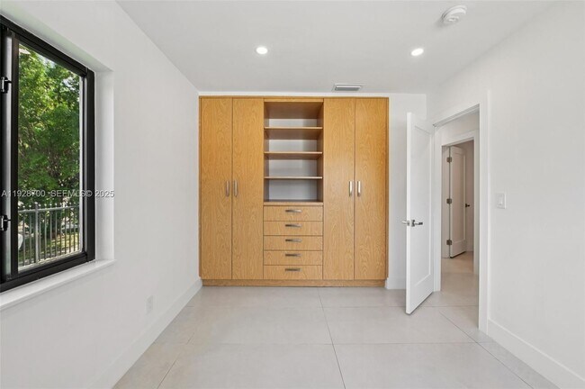 Building Photo - 5152 SW 6th St