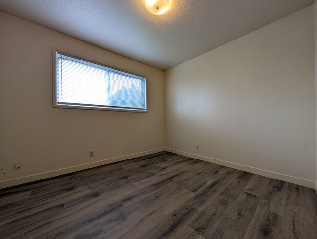 Building Photo - 2-Bedroom, 1-Bath Duplex In The Friendly Street Area In Eugene!