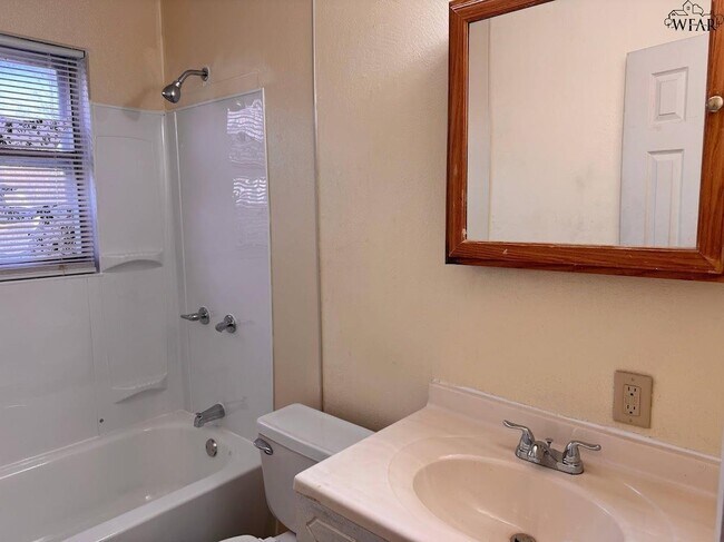 Building Photo - 1612 Phoenix Dr