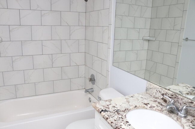 Building Photo - 400 Club Cir