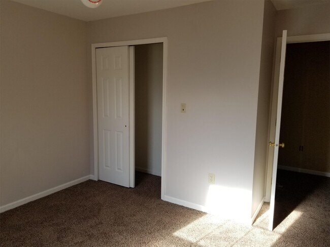 Building Photo - 420 Cherry Ln