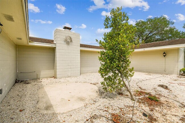 Building Photo - 1302 Brandonwood Dr