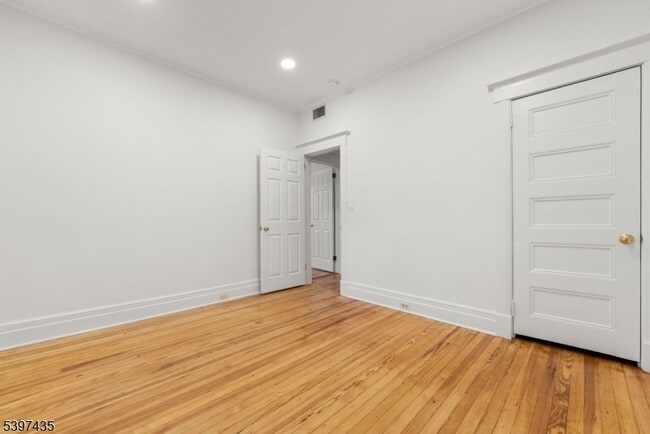 Building Photo - 39 Walnut St