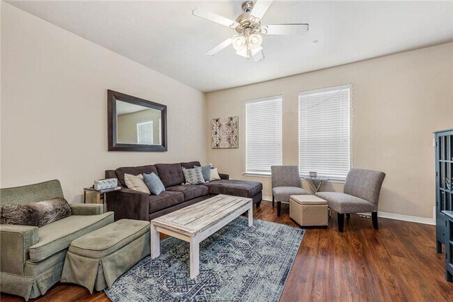 Building Photo - SUBLEASE Aug 11 2025 in Lakeridge Townhomes!
