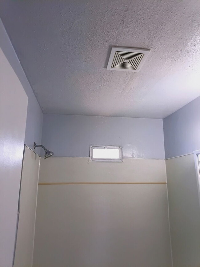 Building Photo - Fully Renovated 2 Bed | Fresh, Clean, Move-In Ready