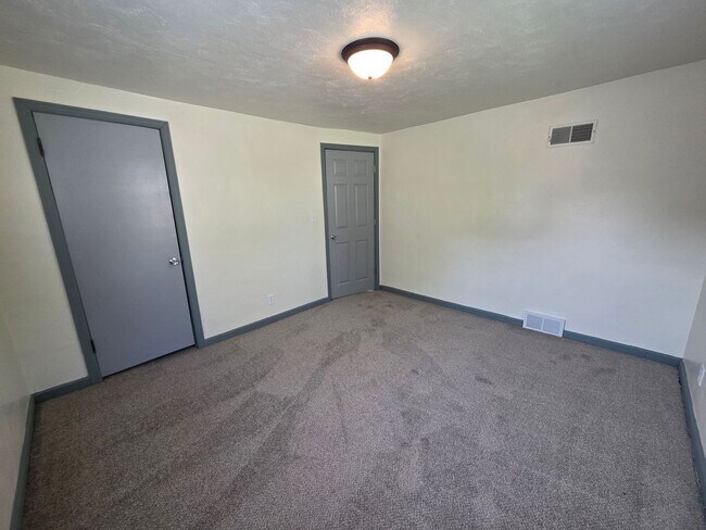 Building Photo - 753 Appleton Rd