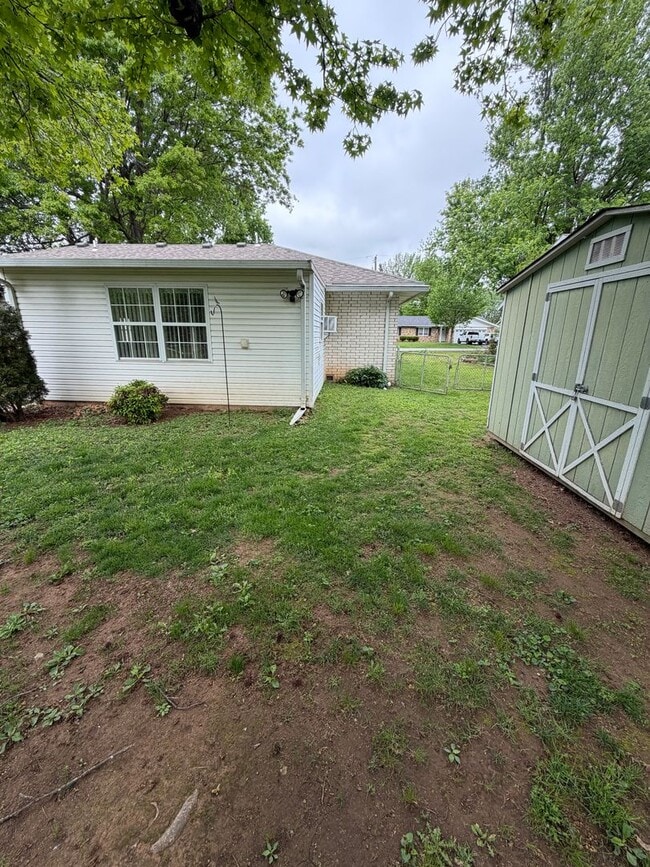 Building Photo - 3 Bedroom | 1 Bathroom | 2 Car Garage | Springfield MO!